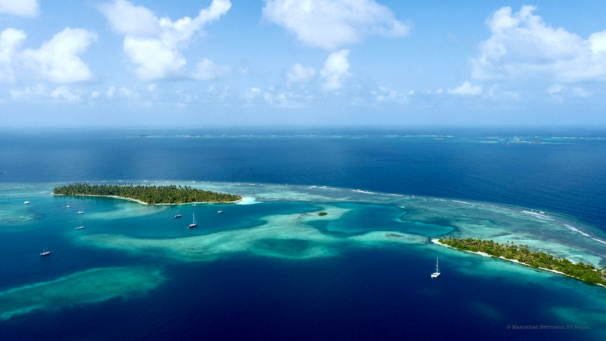 Tiny island in turquoise water, San Blas